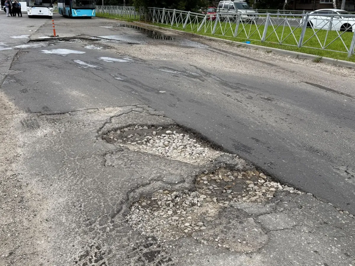 Автобусы вынуждены объезжать глубокие ямы на Привокзальной площади в Обнинске