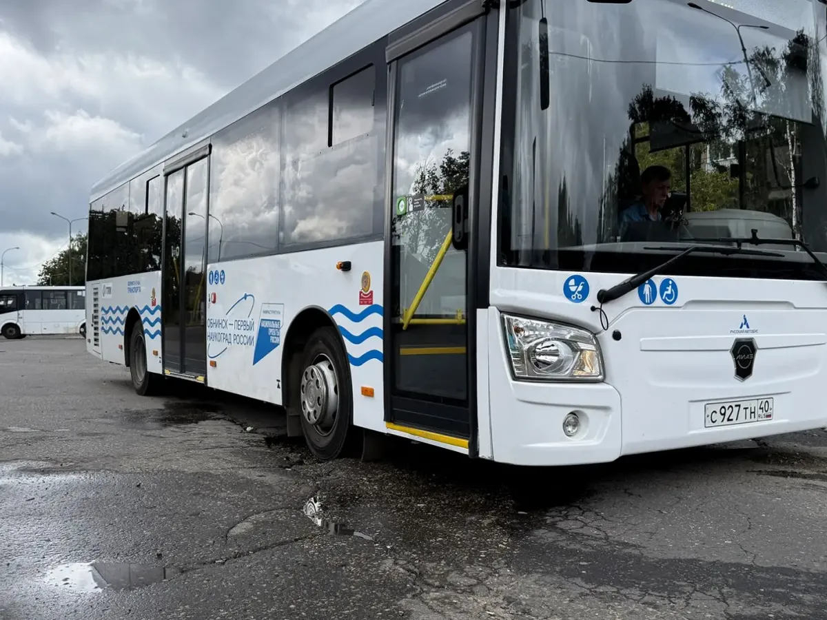 Автобусы вынуждены объезжать глубокие ямы на Привокзальной площади в Обнинске