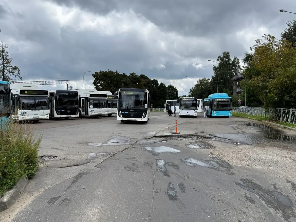 Автобусы вынуждены объезжать глубокие ямы на Привокзальной площади в Обнинске