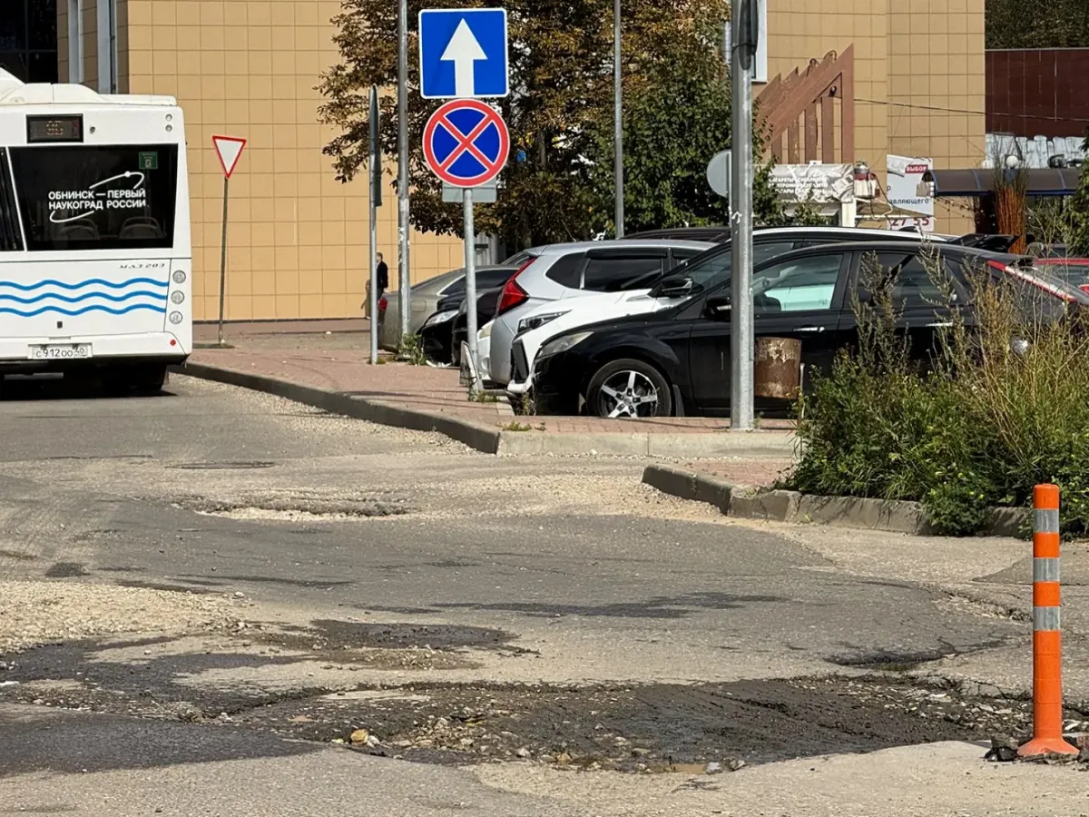 Автобусы вынуждены объезжать глубокие ямы на Привокзальной площади в Обнинске