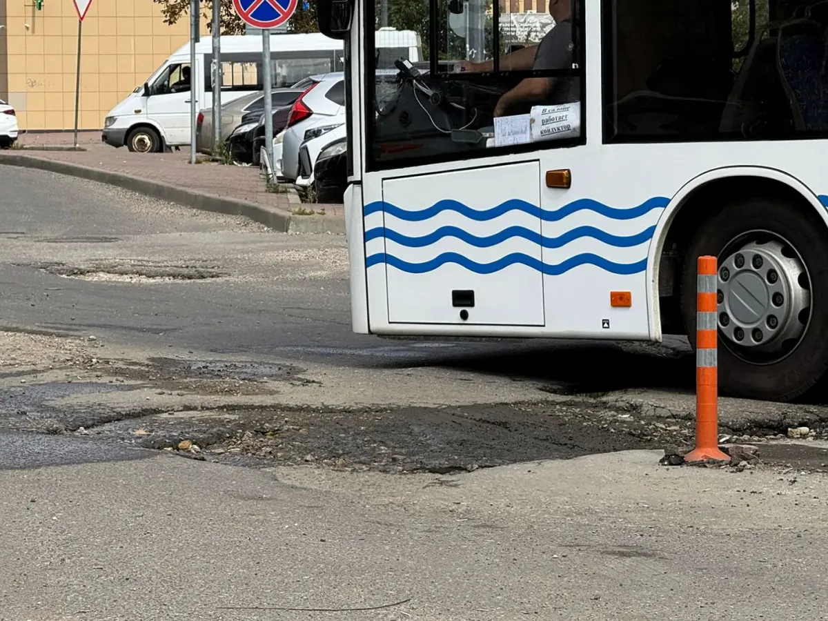 Автобусы вынуждены объезжать глубокие ямы на Привокзальной площади в Обнинске