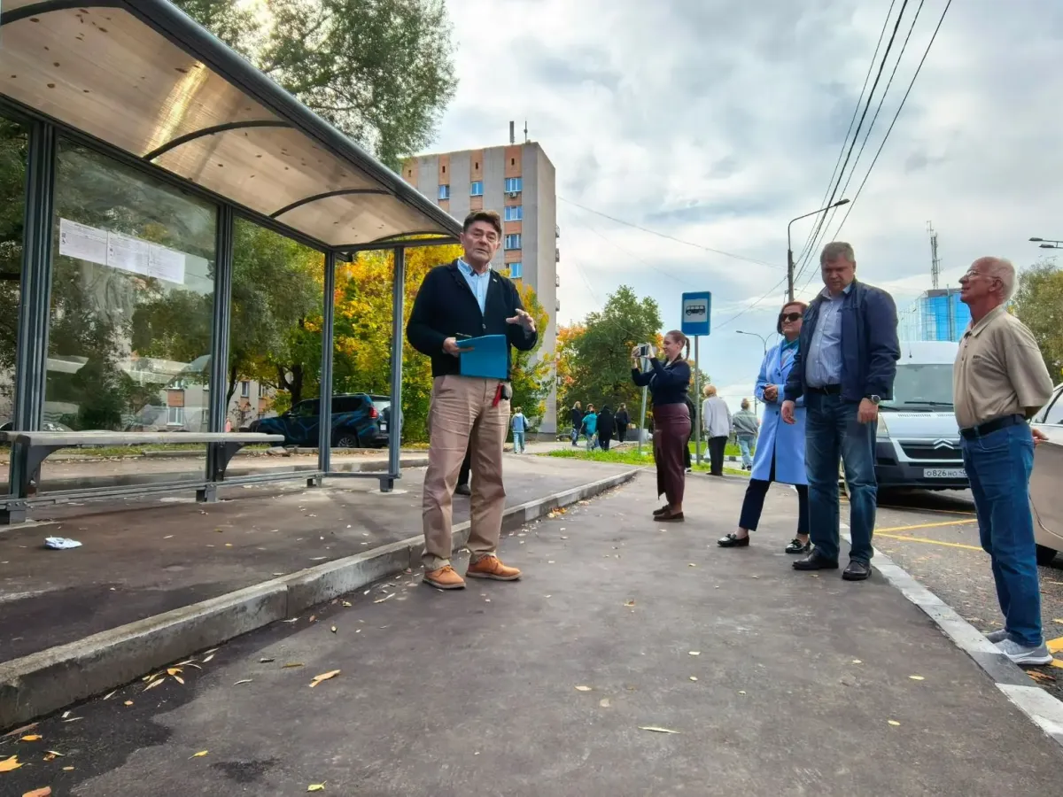 На остановках на Курчатова отмечают вандализм и срывы расписаний