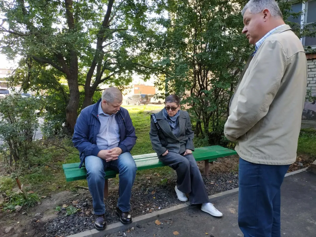 Во дворе на проспекте Ленина привели в порядок проезд и лавочки