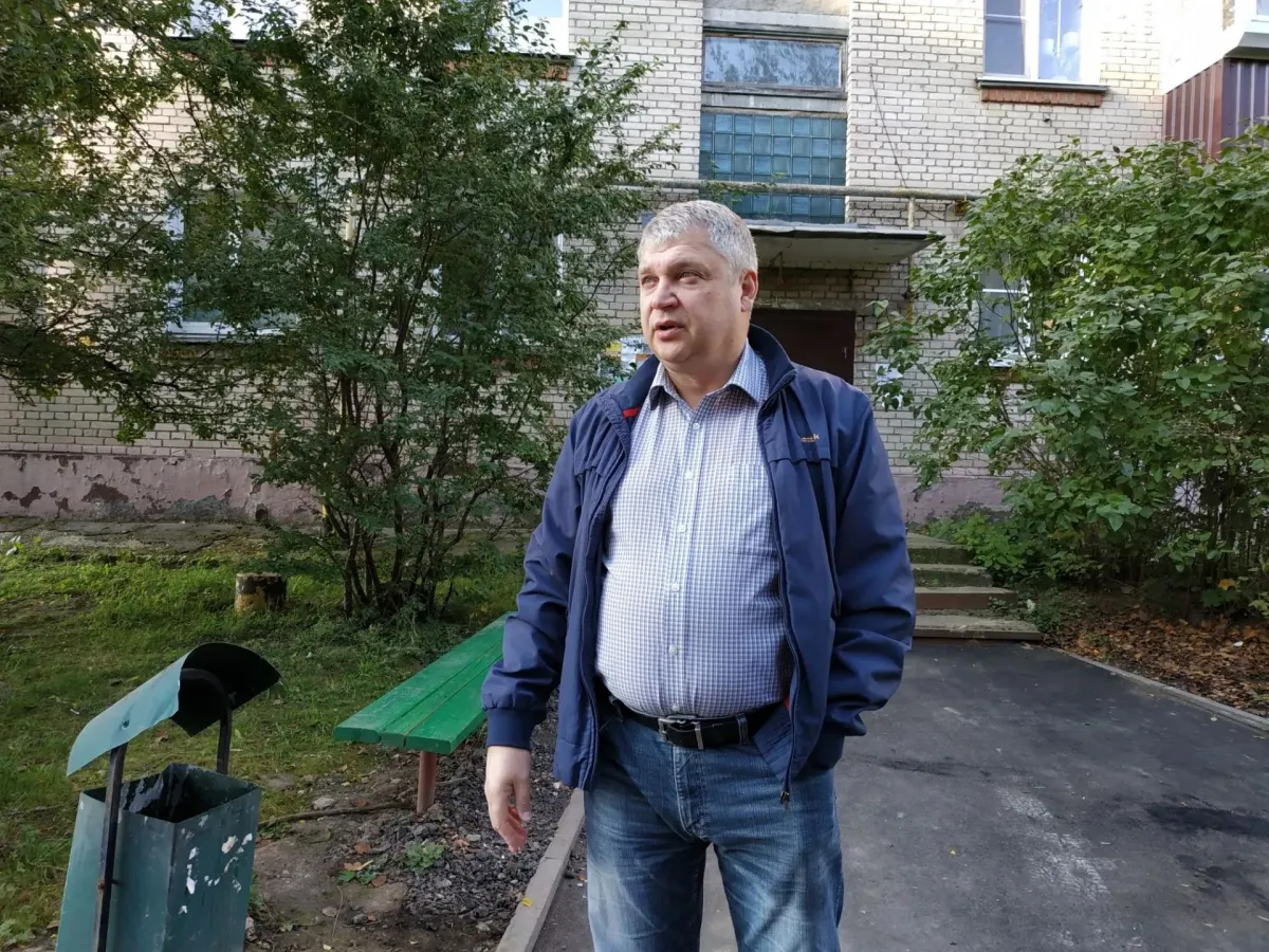 Во дворе на проспекте Ленина привели в порядок проезд и лавочки