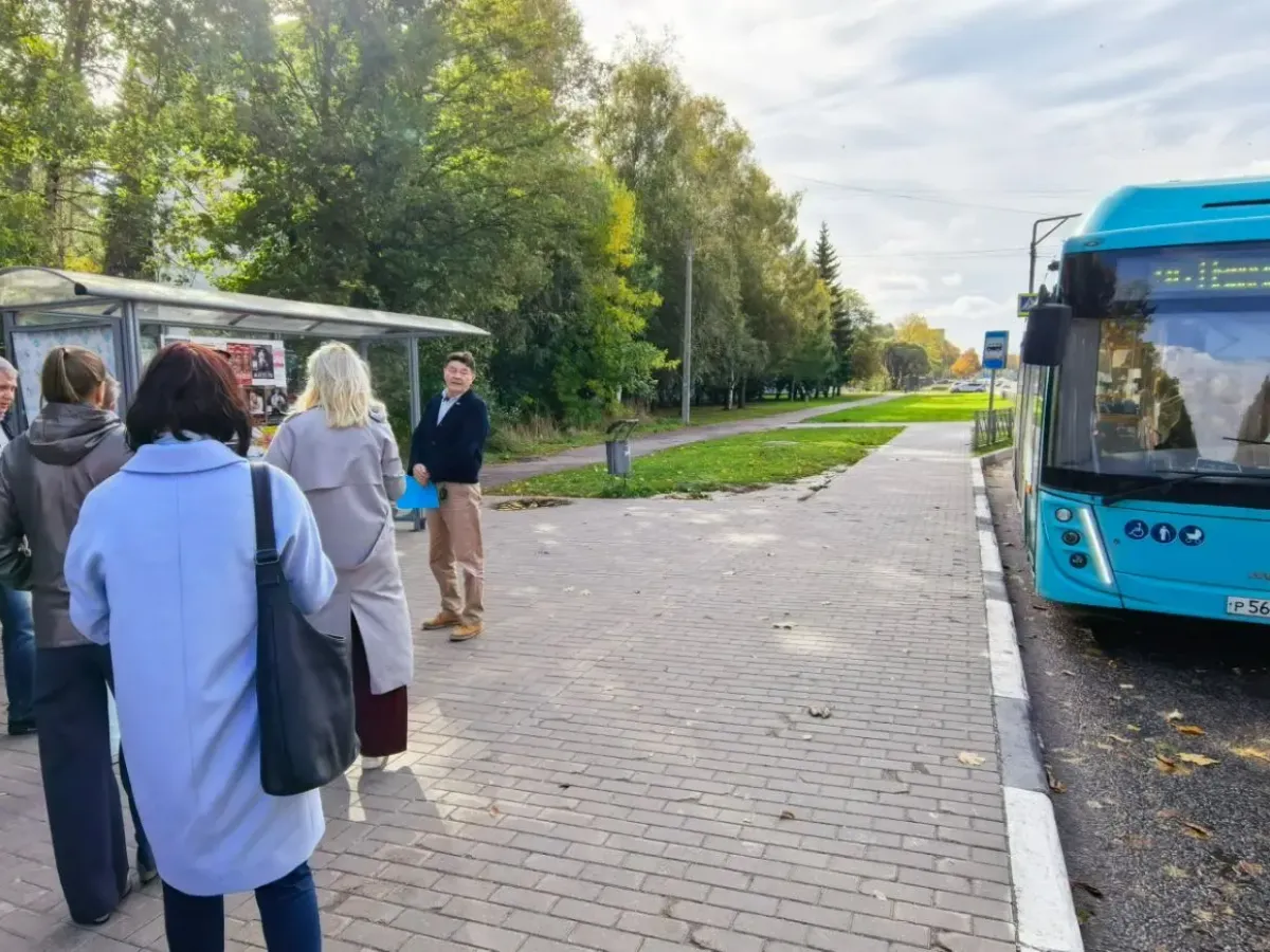 На остановках на Курчатова отмечают вандализм и срывы расписаний