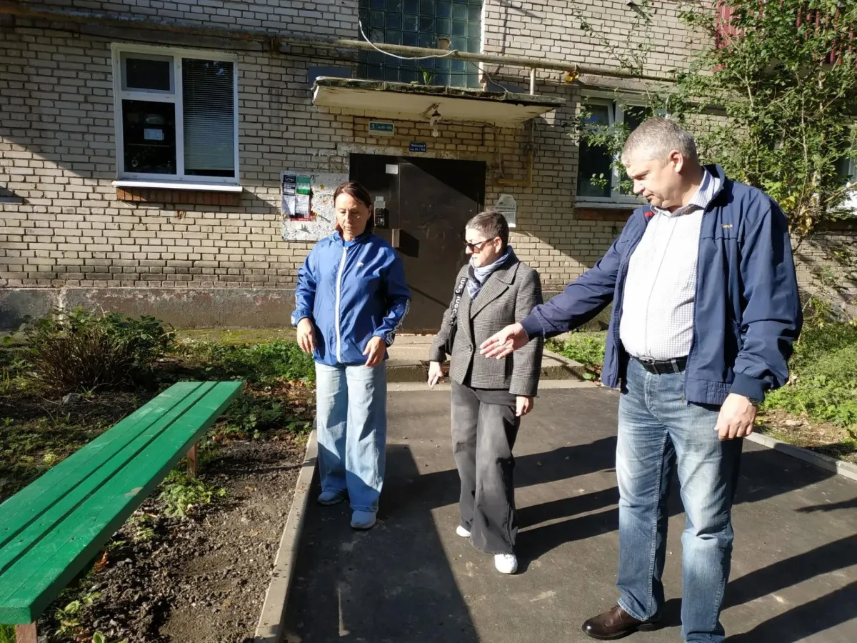 Во дворе на проспекте Ленина привели в порядок проезд и лавочки
