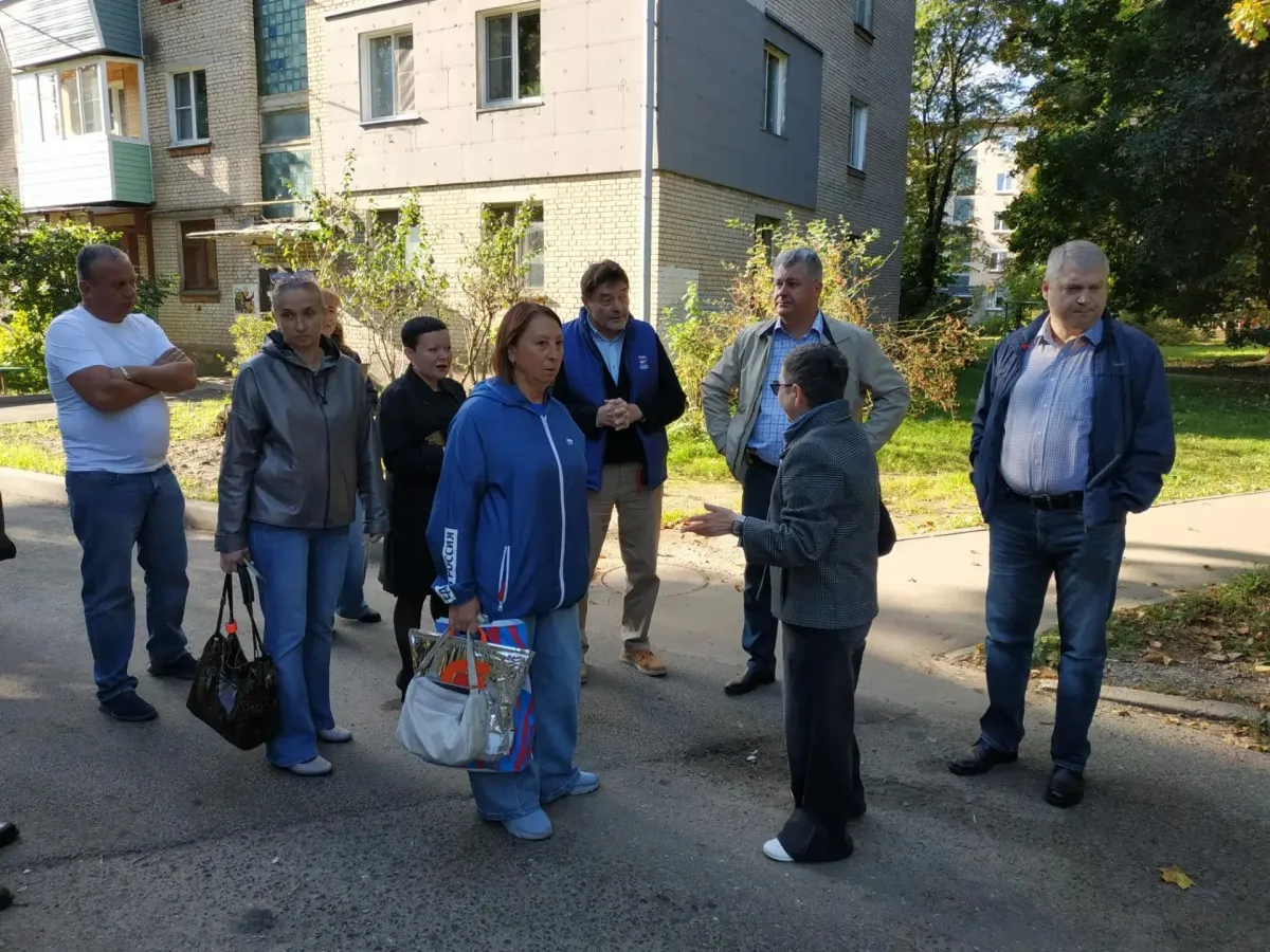 Во дворе на проспекте Ленина привели в порядок проезд и лавочки