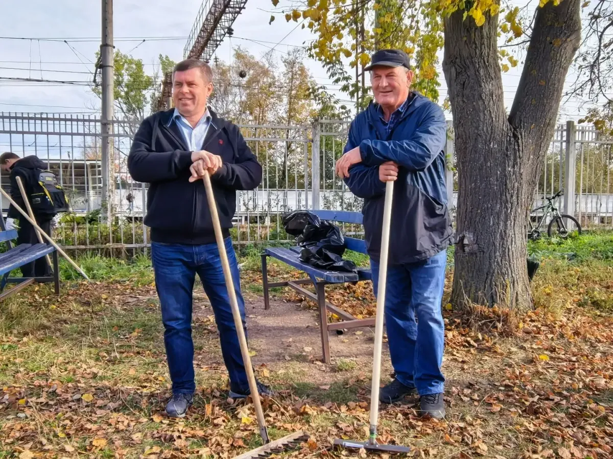 На Привокзальной площади убрали листву и собрали больше десяти мешков мусора