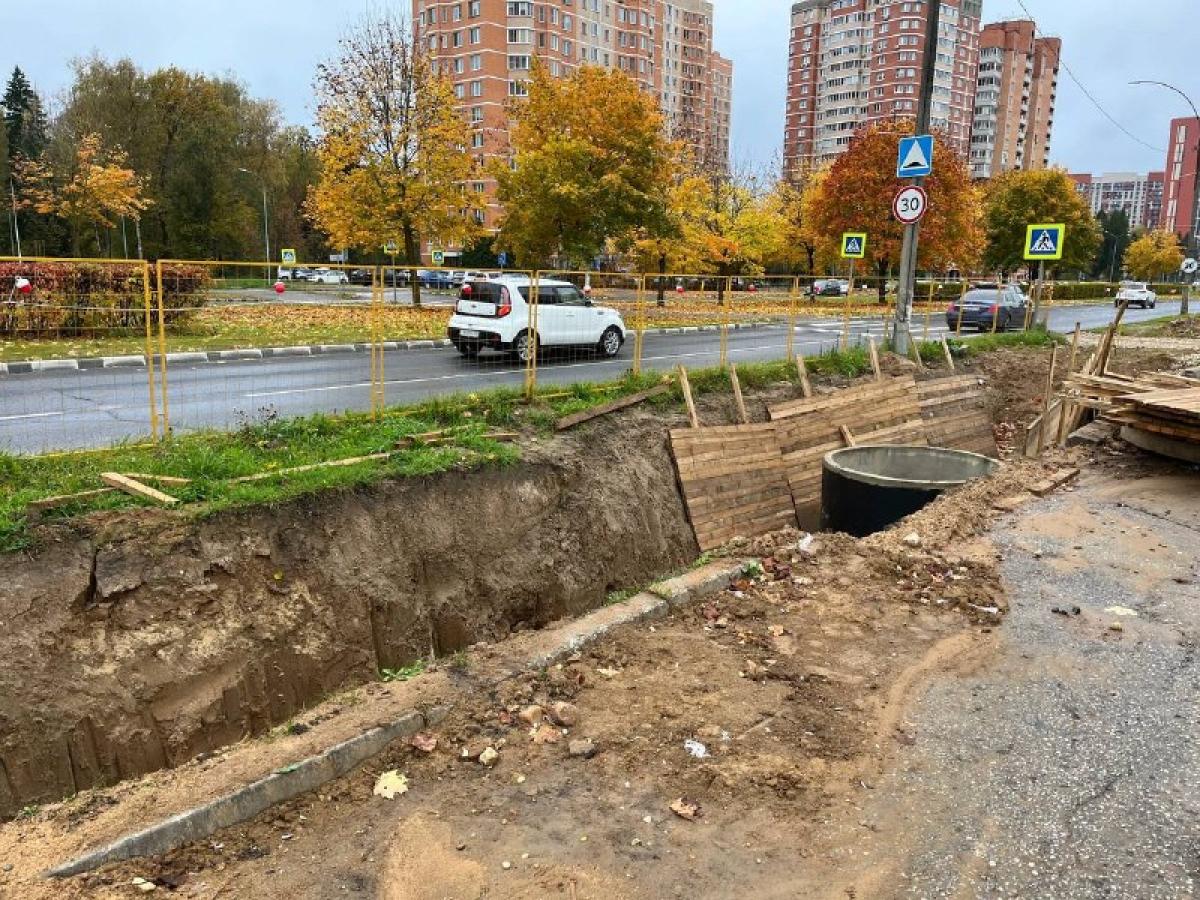 На пересечении проспекта Ленина и улицы Белкинской обновляют участок водопровода