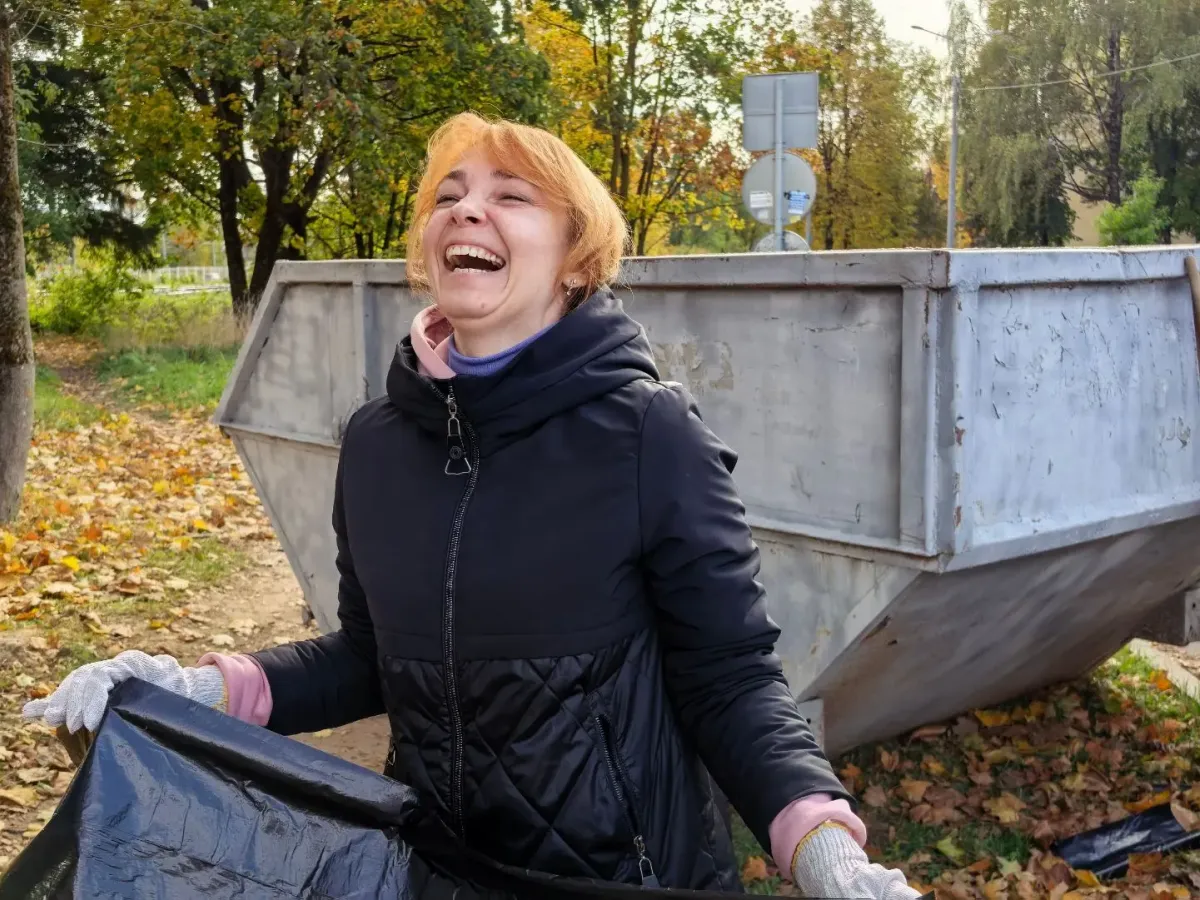 На Привокзальной площади убрали листву и собрали больше десяти мешков мусора