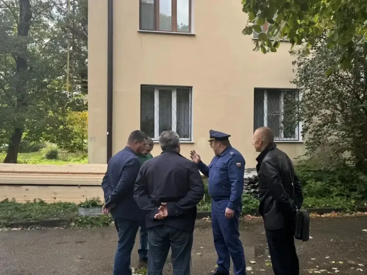 Прокуратура потребовала ускорить завершение ремонта крыш в многоквартирных домах