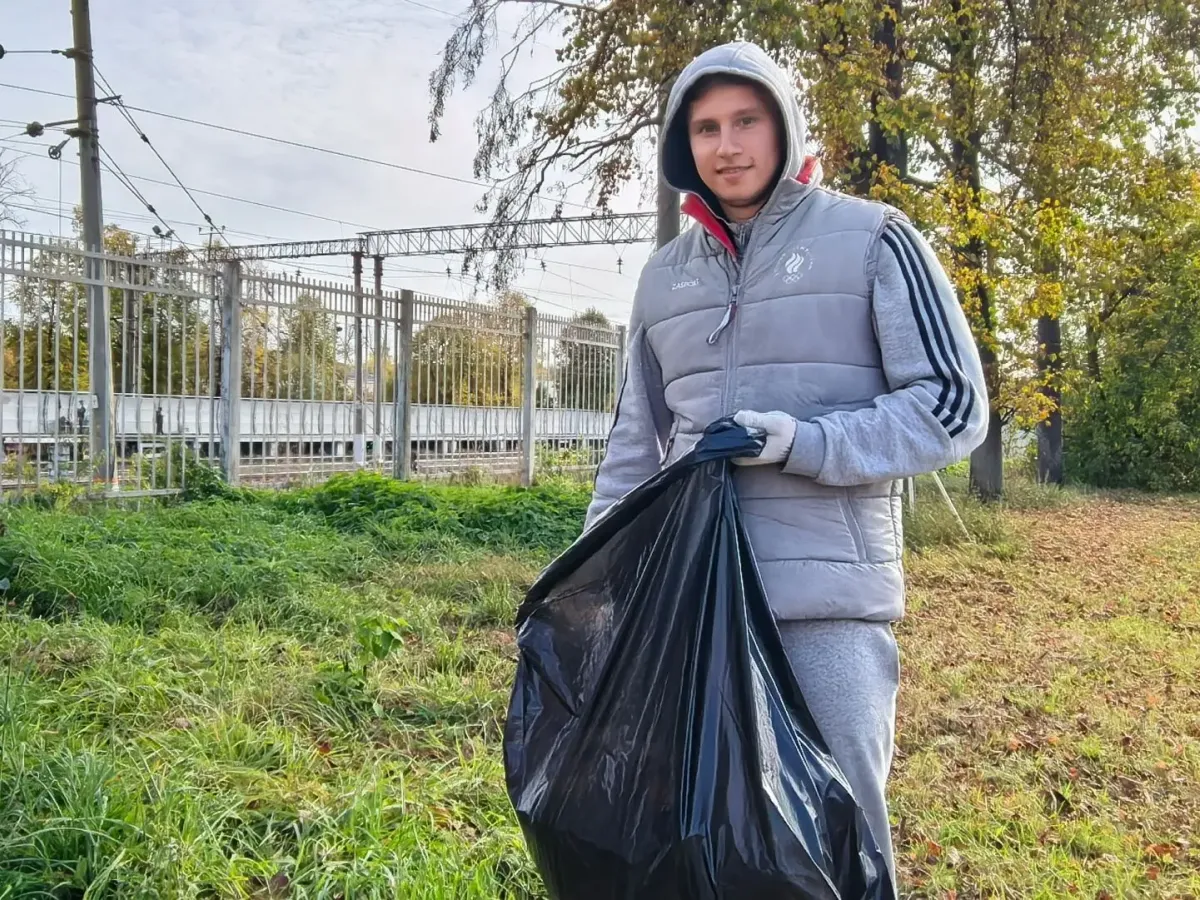 На Привокзальной площади убрали листву и собрали больше десяти мешков мусора