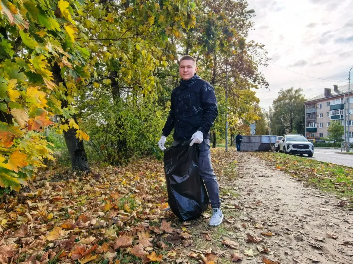 На Привокзальной площади убрали листву и собрали больше десяти мешков мусора