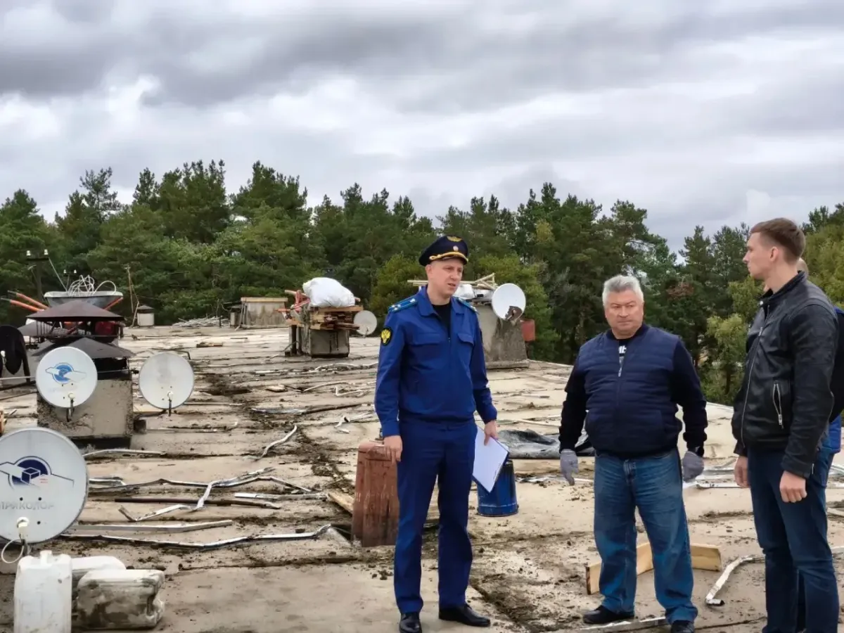 Прокуратура потребовала ускорить завершение ремонта крыш в многоквартирных домах