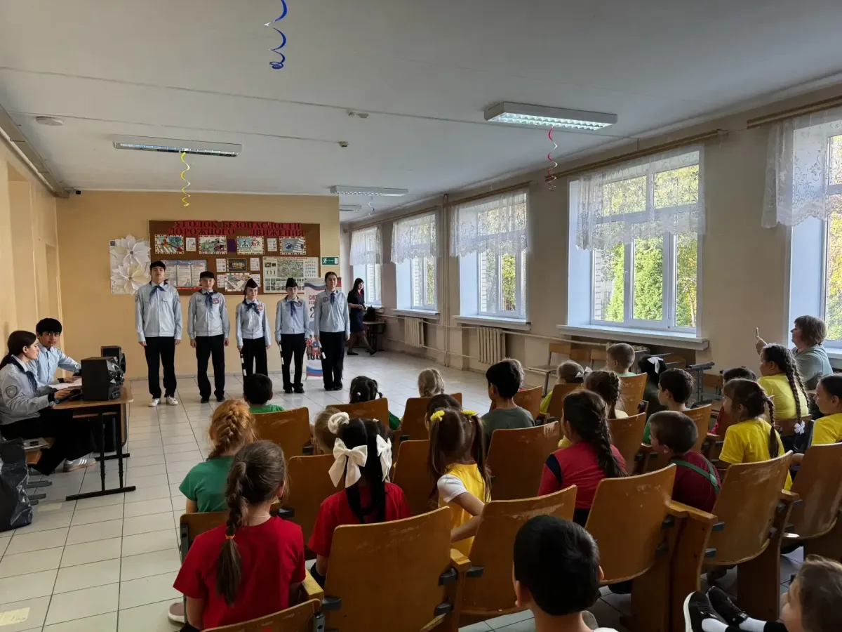 В школе №5 первоклассников посвятили в пешеходы и провели урок безопасности