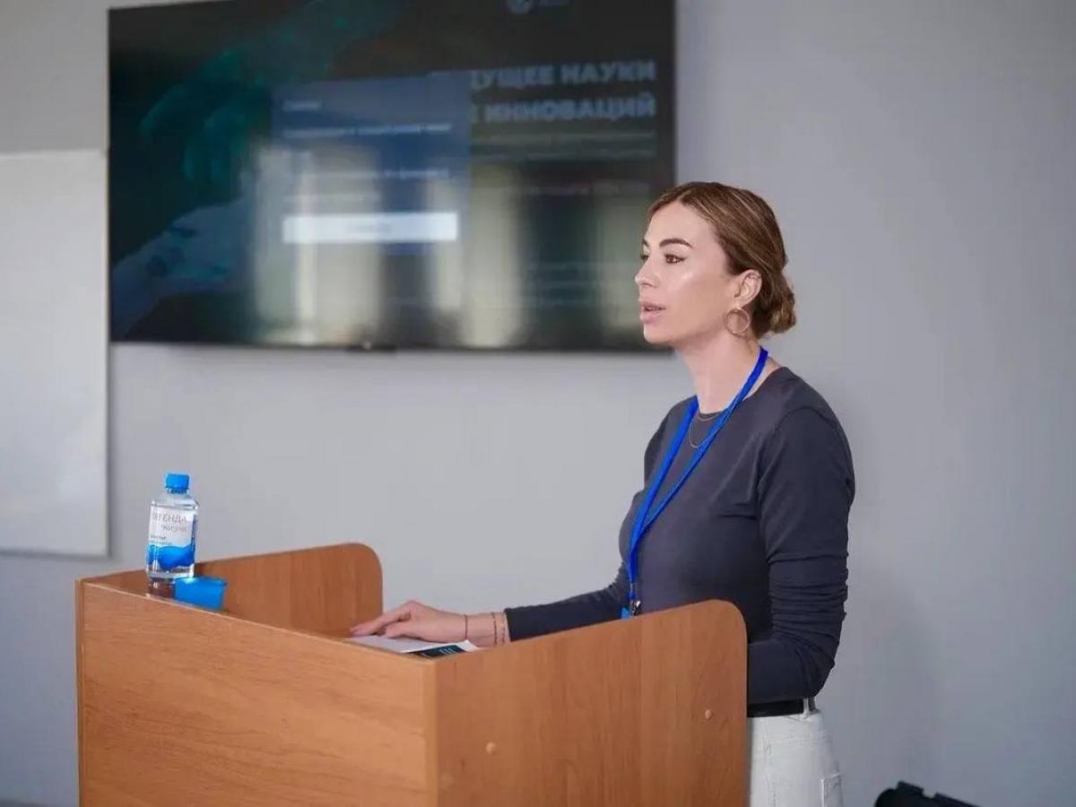 Руководитель направления по сопровождению проектов Ксения Привалихина представила опыт Калужской области на Межрегиональном форуме «Уникальный Алтай - 2026» — Настоящий Обнинск