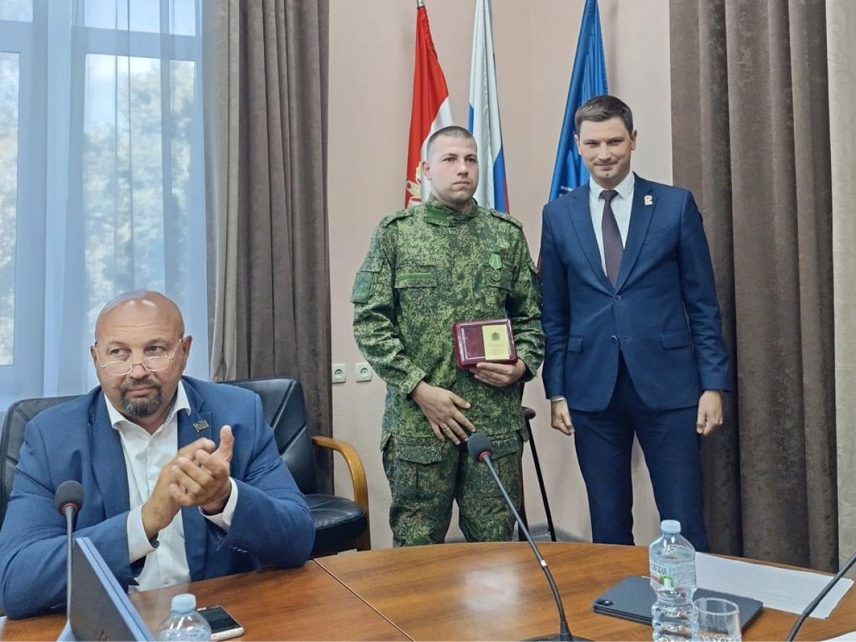 Глава города вручил медаль «За мужество и самоотверженность» ефрейтору Сергею Беженару — Настоящий Обнинск