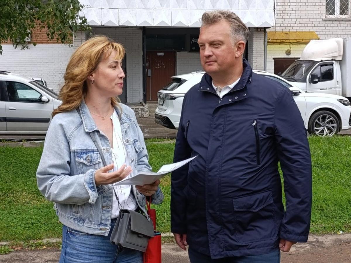 Владимир Черкесов проверил ход благоустройства во дворе домов №32 и №36 на проспекте Маркса — Настоящий Обнинск