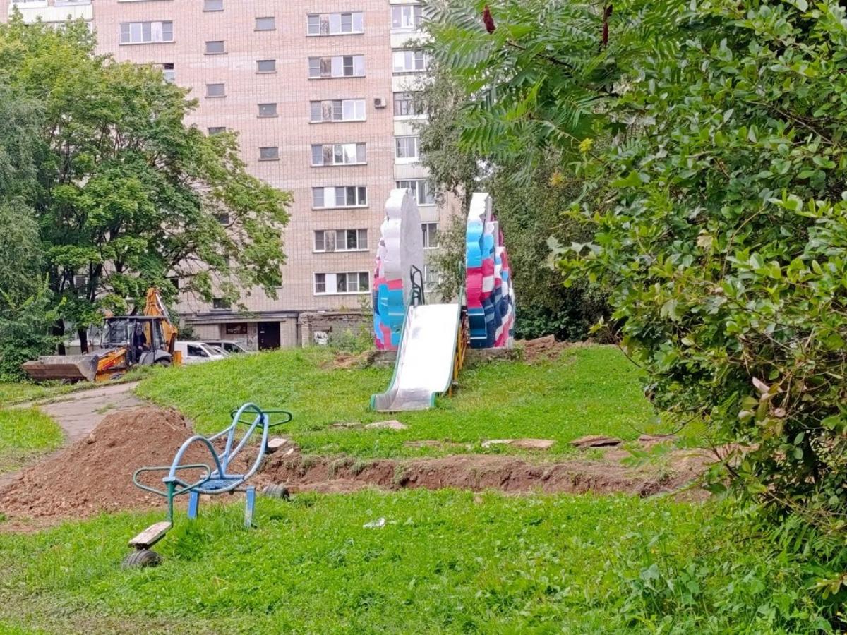 Владимир Черкесов проверил ход благоустройства во дворе домов №32 и №36 на проспекте Маркса — Настоящий Обнинск