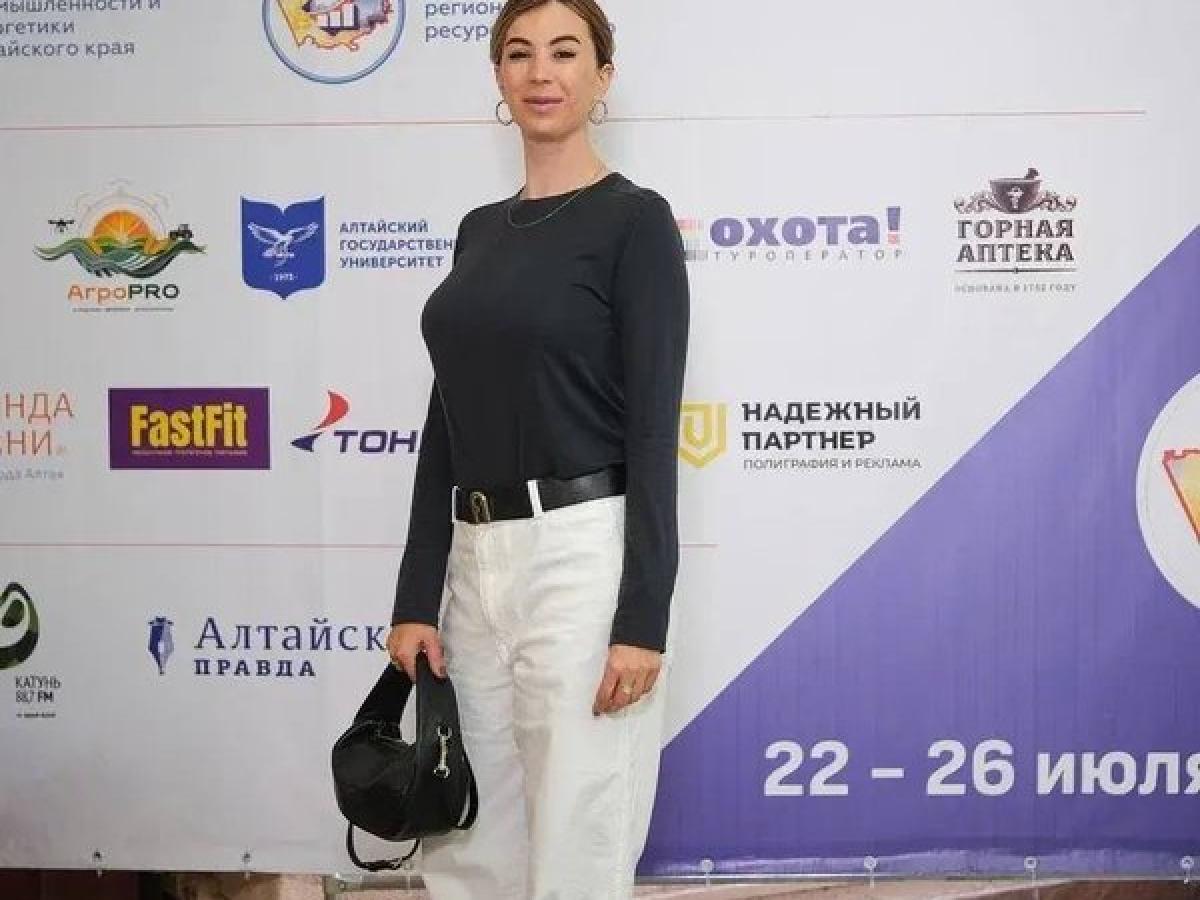 Руководитель направления по сопровождению проектов Ксения Привалихина представила опыт Калужской области на Межрегиональном форуме «Уникальный Алтай - 2026» — Настоящий Обнинск