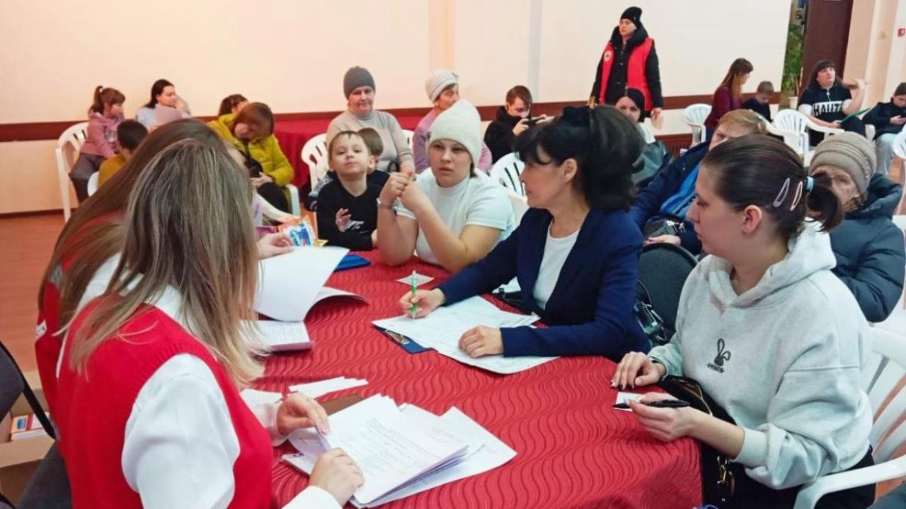 Встреча волонтёров Красного креста с семьями переселенцев в Городском клубе ветеранов — Настоящий Обнинск