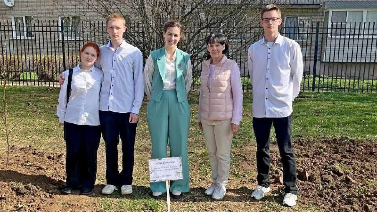 В Обнинске прошла акция «Сад Победы» — деревья высадили на школьных участках — Настоящий Обнинск