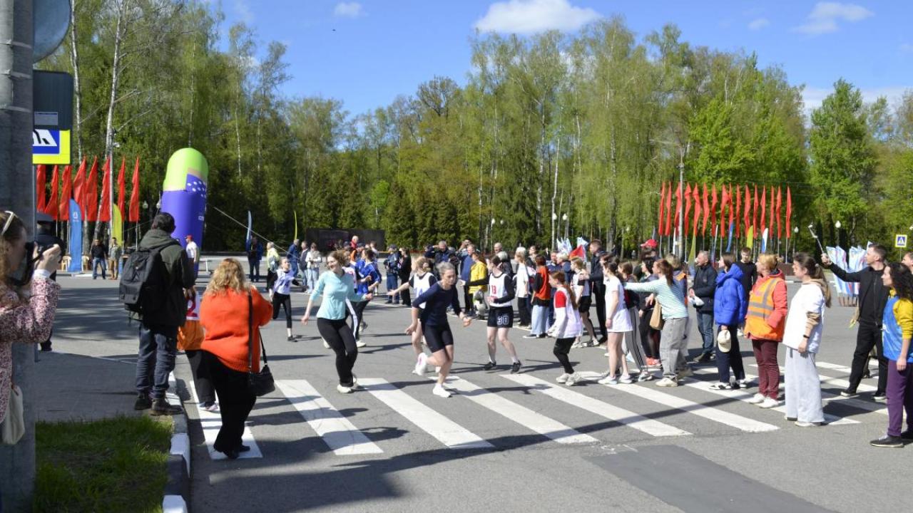 В Обнинске прошла традиционная легкоатлетическая эстафета ко Дню Победы — Настоящий Обнинск