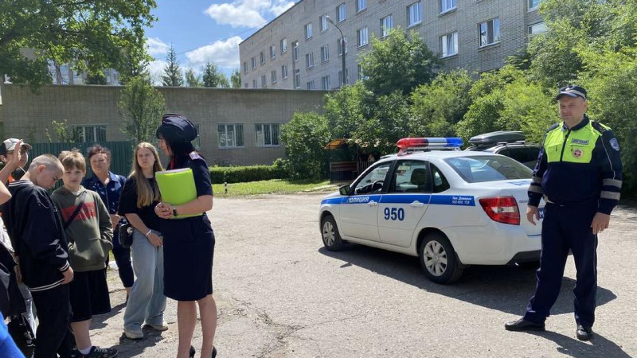 Полицейские и общественники провели профилактическую встречу с детьми в лагере «Герой Дня» — Настоящий Обнинск