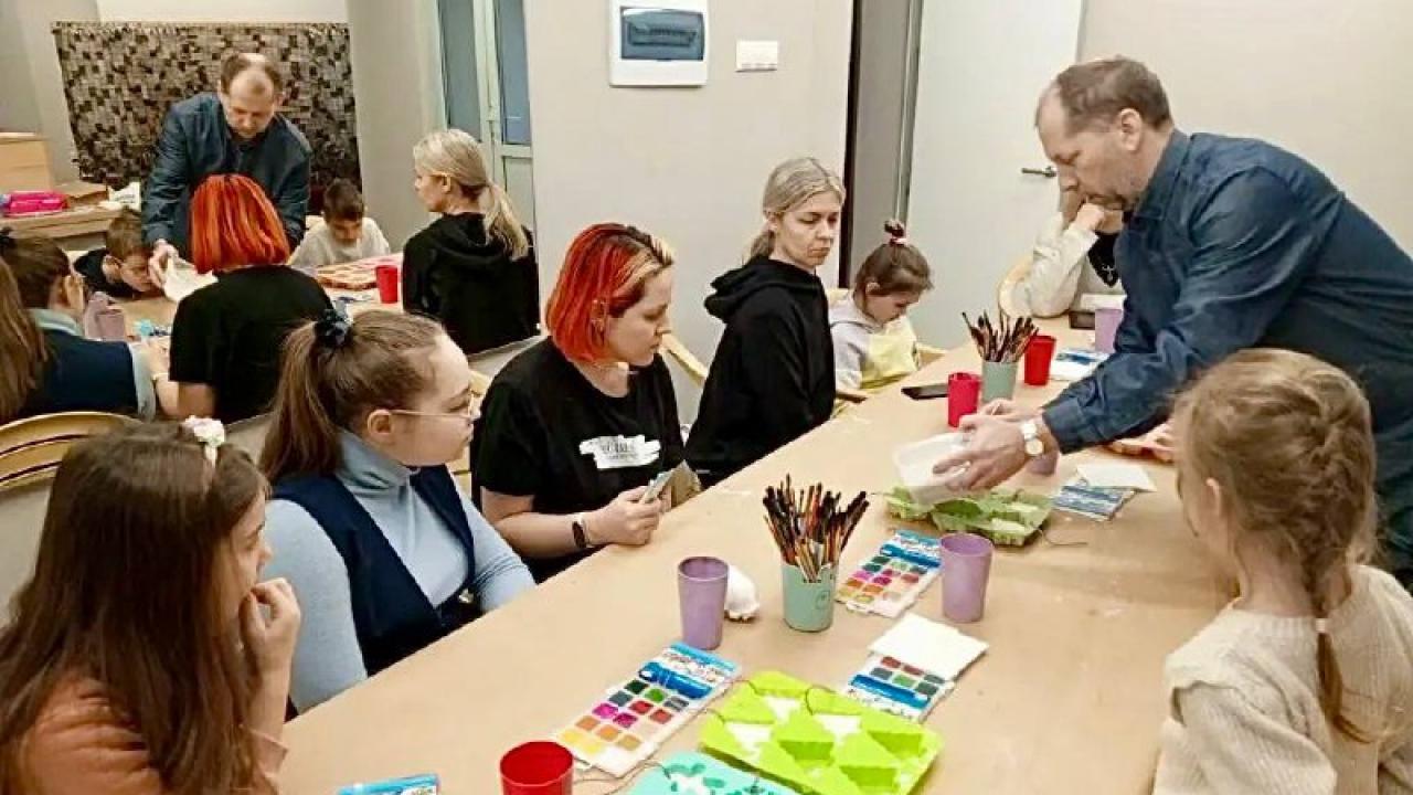 В городе прошёл мастер-класс по изготовлению ёлочной игрушки из алебастра — Настоящий Обнинск