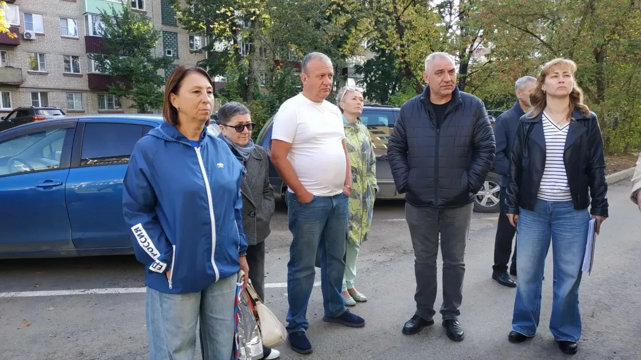 Во дворе на проспекте Ленина привели в порядок проезд и лавочки
