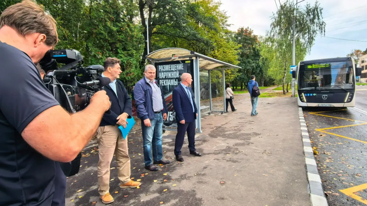 На остановках на Курчатова отмечают вандализм и срывы расписаний — Настоящий Обнинск