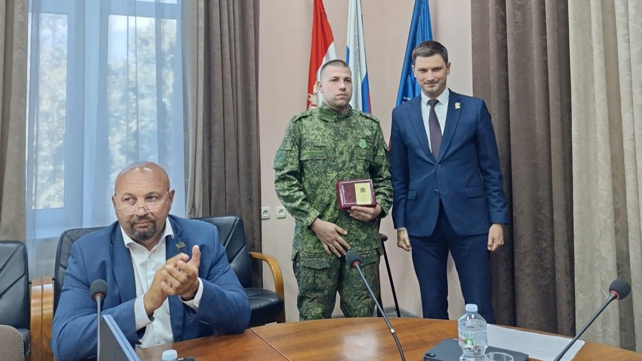 Глава города вручил медаль «За мужество и самоотверженность» ефрейтору Сергею Беженару — Настоящий Обнинск