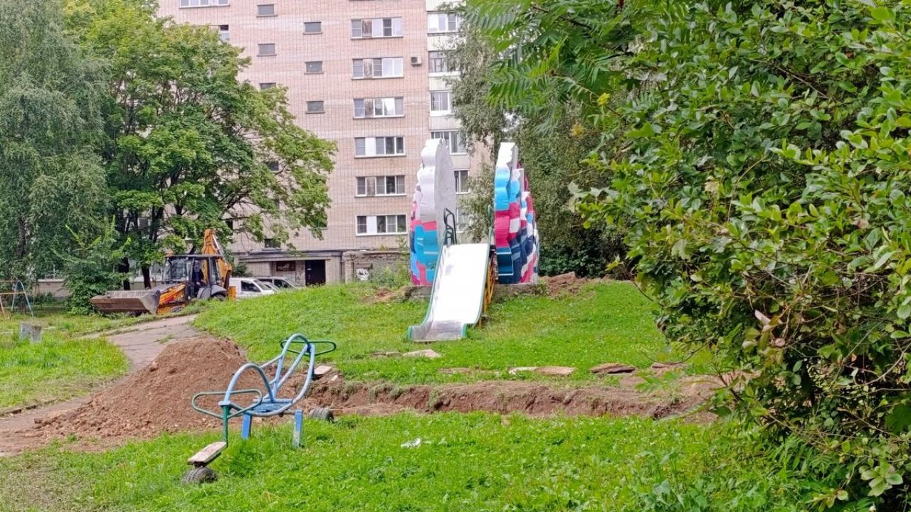 Владимир Черкесов проверил ход благоустройства во дворе домов №32 и №36 на проспекте Маркса — Настоящий Обнинск