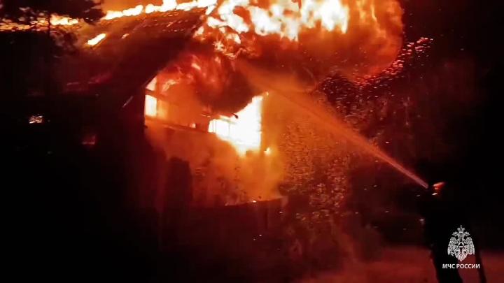 В Омске на улице Багратиона ликвидировали пожар на площади 376 квадратных метров — Омск Сейчас