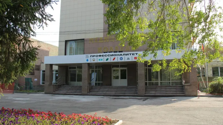 В омском медколледже обновили входную группу и продолжают ремонт фасада — Омск Сейчас