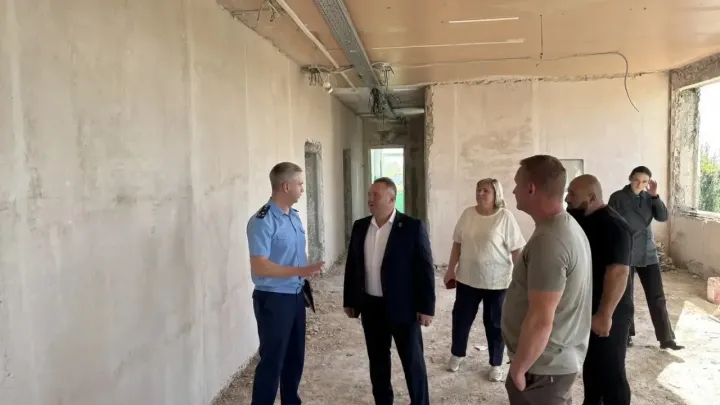 В Нововаршавке проверили ход капремонта здания гимназии — Омск Сейчас
