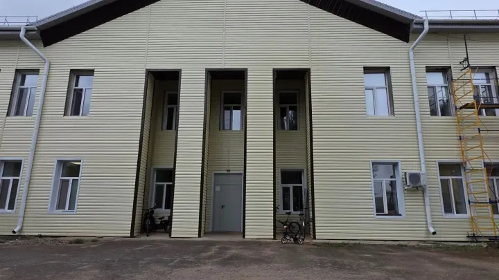 Капремонт поликлиники Нововаршавской ЦРБ в Омской области завершат до конца 2026 года — Омск Сейчас