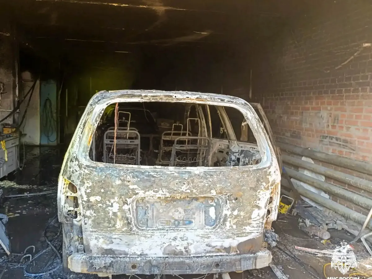 В Омске на улице 20 лет РККА загорелся гараж с автомобилями