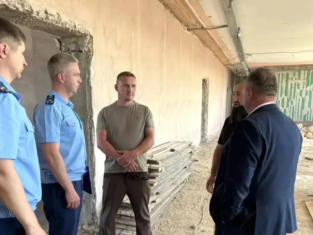В Нововаршавке проверили ход капремонта здания гимназии
