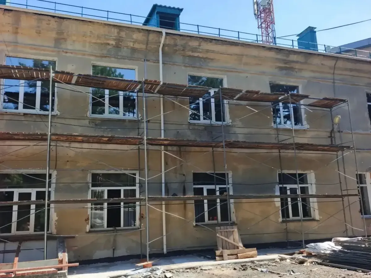 В Омске продолжается капремонт дневного стационара и женской консультации