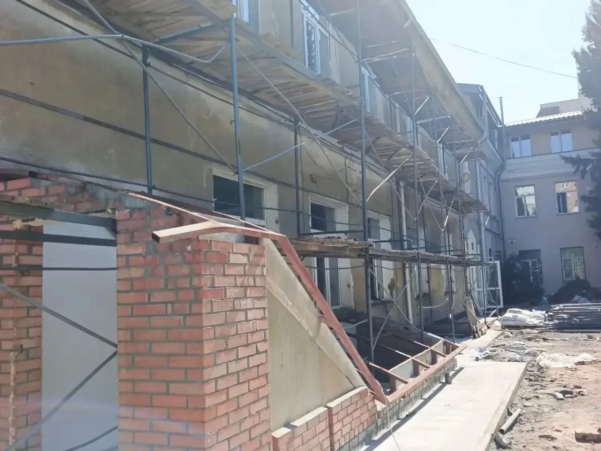 В Омске продолжается капремонт дневного стационара и женской консультации