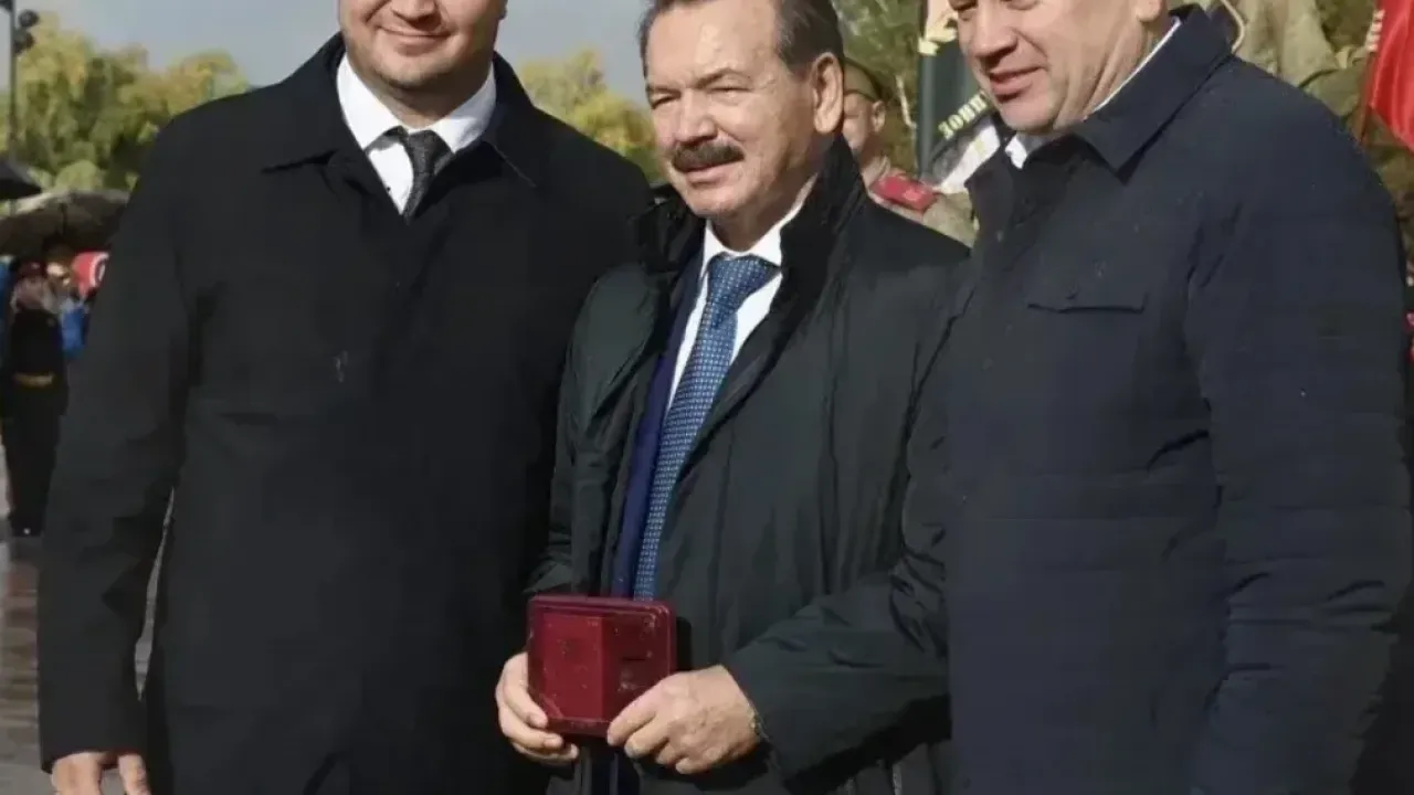 В Омске открыли обновлённый памятный знак «Держава» на площади Бухгольца — Омск Сейчас