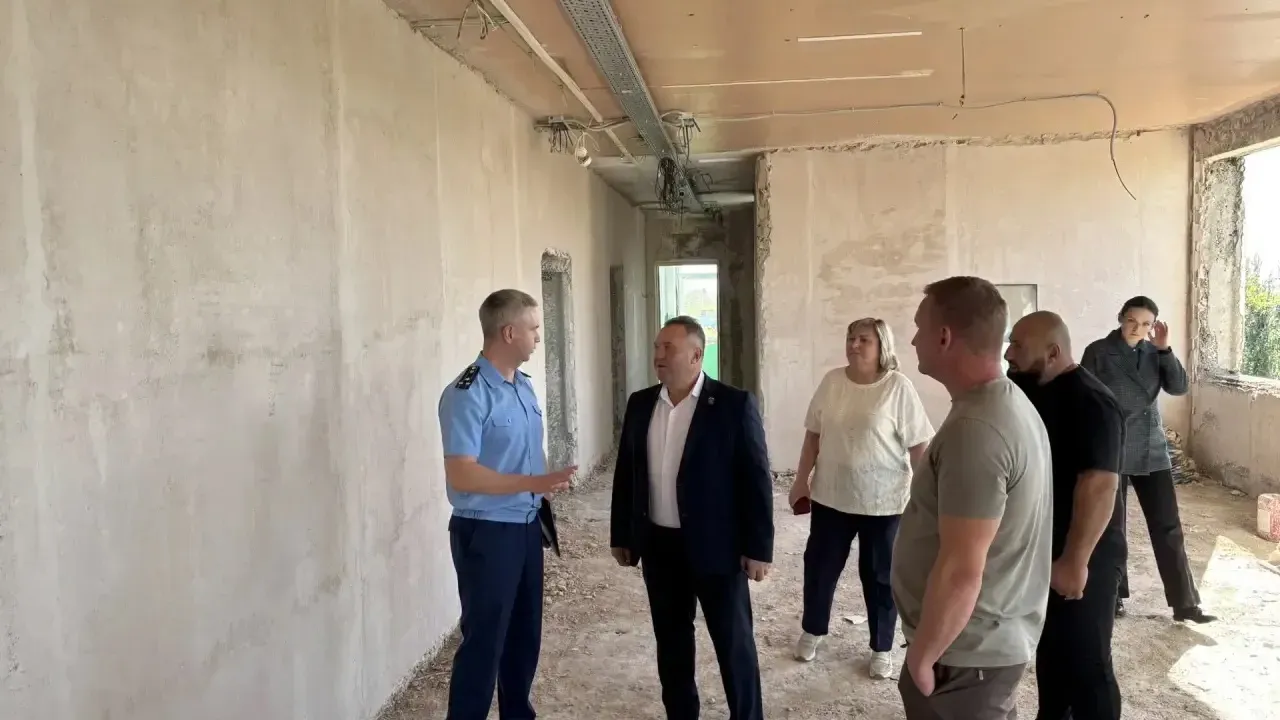 В Нововаршавке проверили ход капремонта здания гимназии — Омск Сейчас