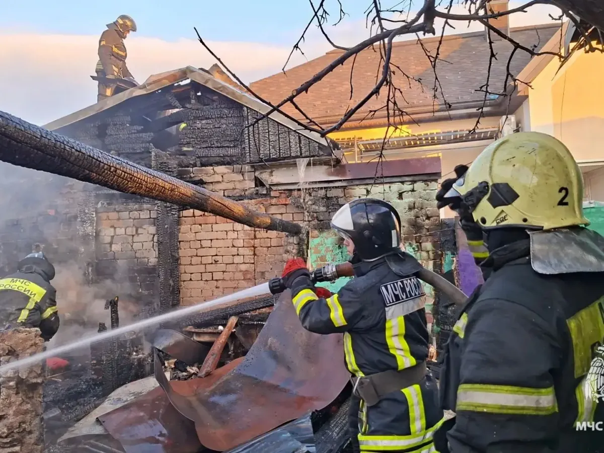 В Орле сотрудники МЧС спасли жилой дом от огня при пожаре в хозпостройках