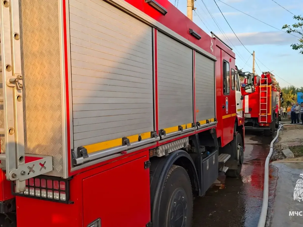 В Орле сотрудники МЧС спасли жилой дом от огня при пожаре в хозпостройках
