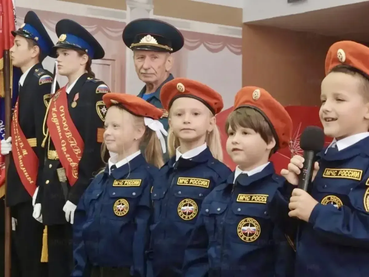 В школе №37 Орла первоклассников посвятили в кадеты-спасатели