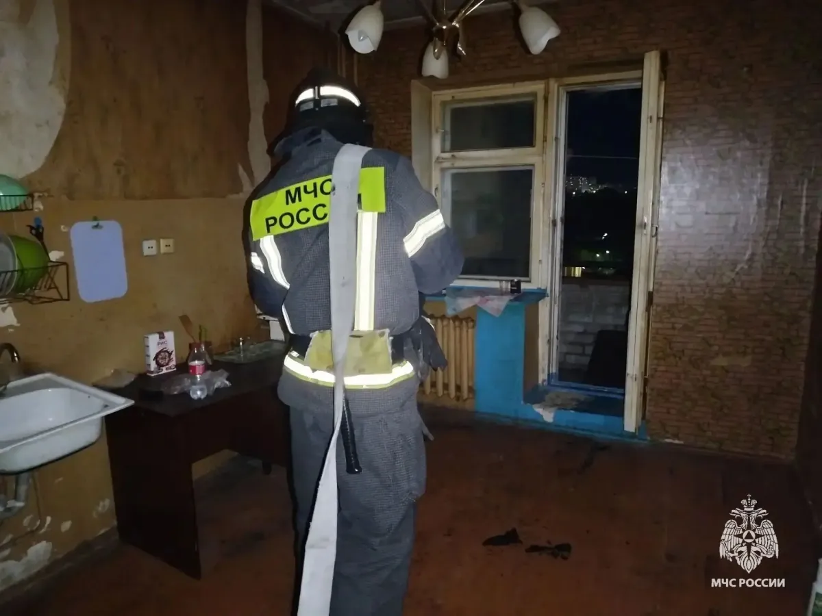 В Орле на пожаре в квартире спасли мужчину и эвакуировали 10 человек