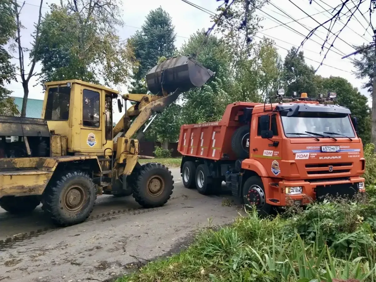 В Орле «Спецавтобаза» устраняет последствия сильного ветра и поваленных деревьев
