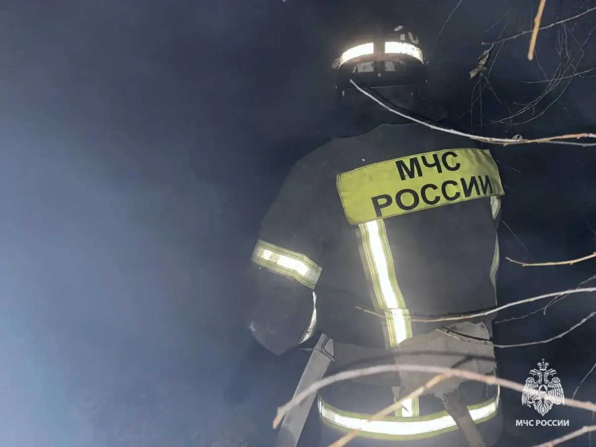 В Орле на пожаре в квартире спасли мужчину и эвакуировали 10 человек