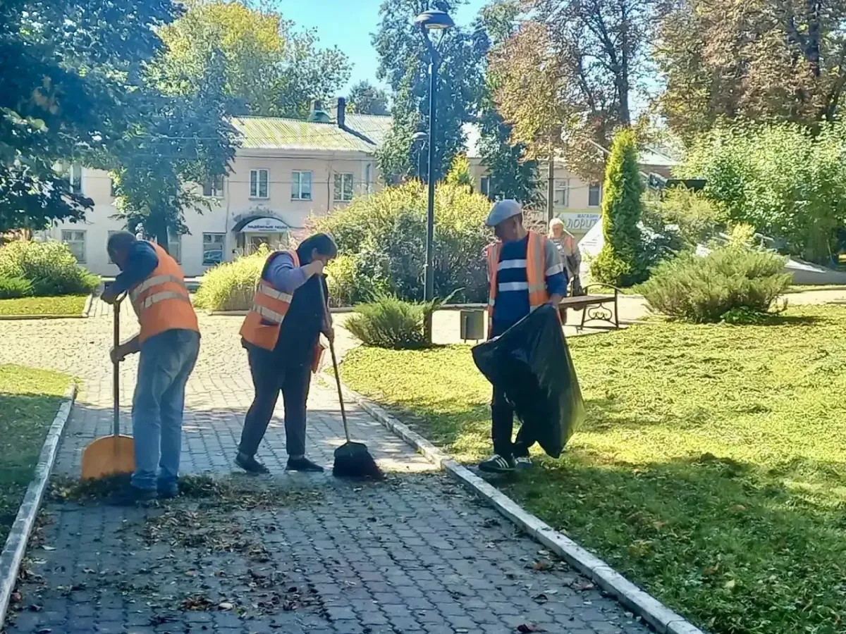 В скверах Советского района Орла началась уборка опавшей листвы